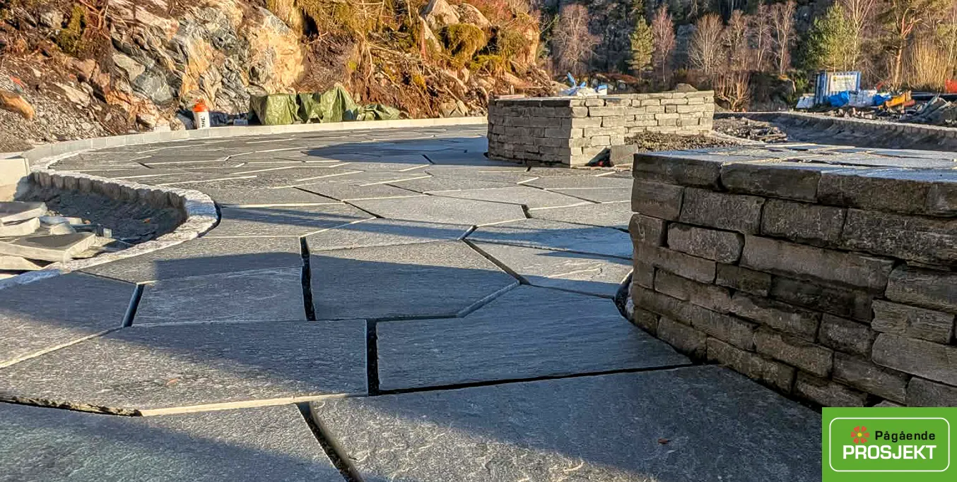 Uteområde belagt med skifer.