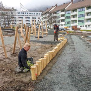 Rugdeveien Lekeplass ved Landås Skole.