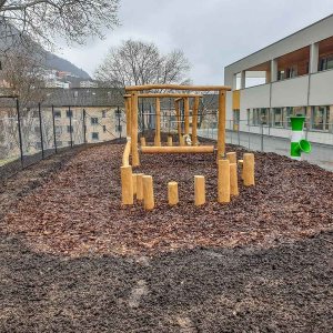Rugdeveien Lekeplass ved Landås Skole.