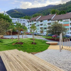 Rugdeveien Lekeplass ved Landås Skole.
