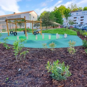 Rugdeveien Lekeplass ved Landås Skole.