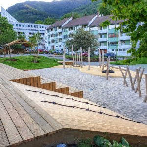 Rugdeveien Lekeplass ved Landås Skole.