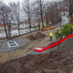 Skansen Lekeplass første lekeapparat på plass