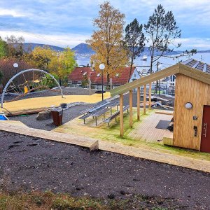 Vi bygger lekeplass for Barnas Byrom i Sudmannsvei